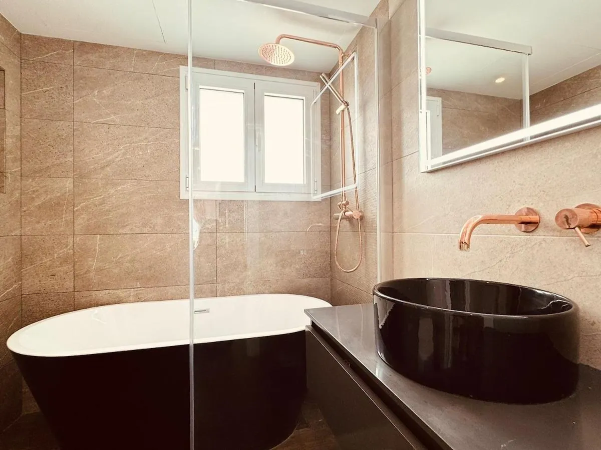 Luxury Modern Beachfront Villa ميخاس كوستا