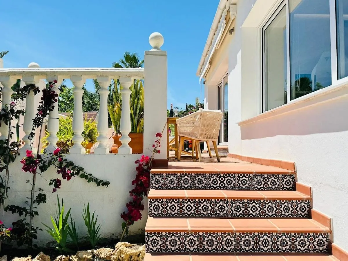 Luxury Modern Beachfront Villa ميخاس كوستا