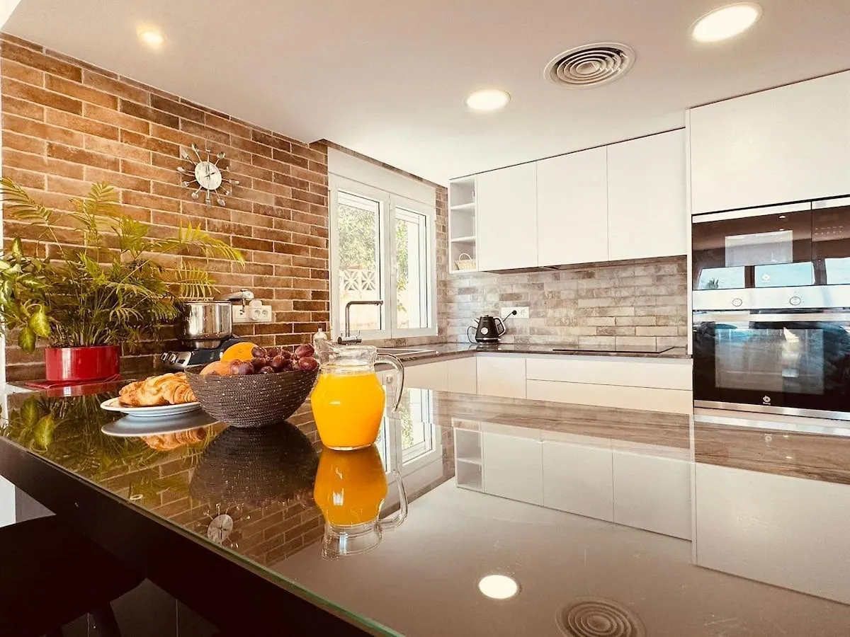 Luxury Modern Beachfront Villa ميخاس كوستا