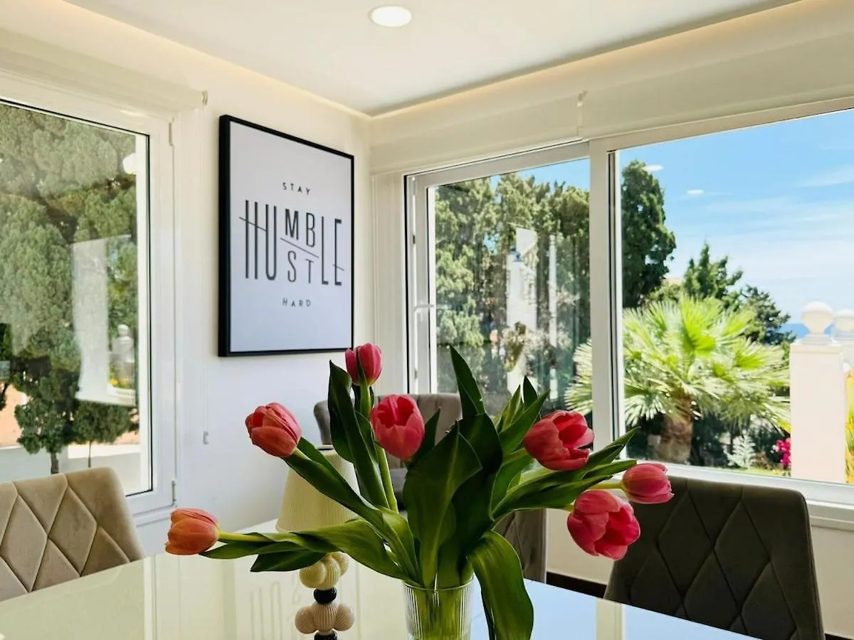 Luxury Modern Beachfront Villa ميخاس كوستا